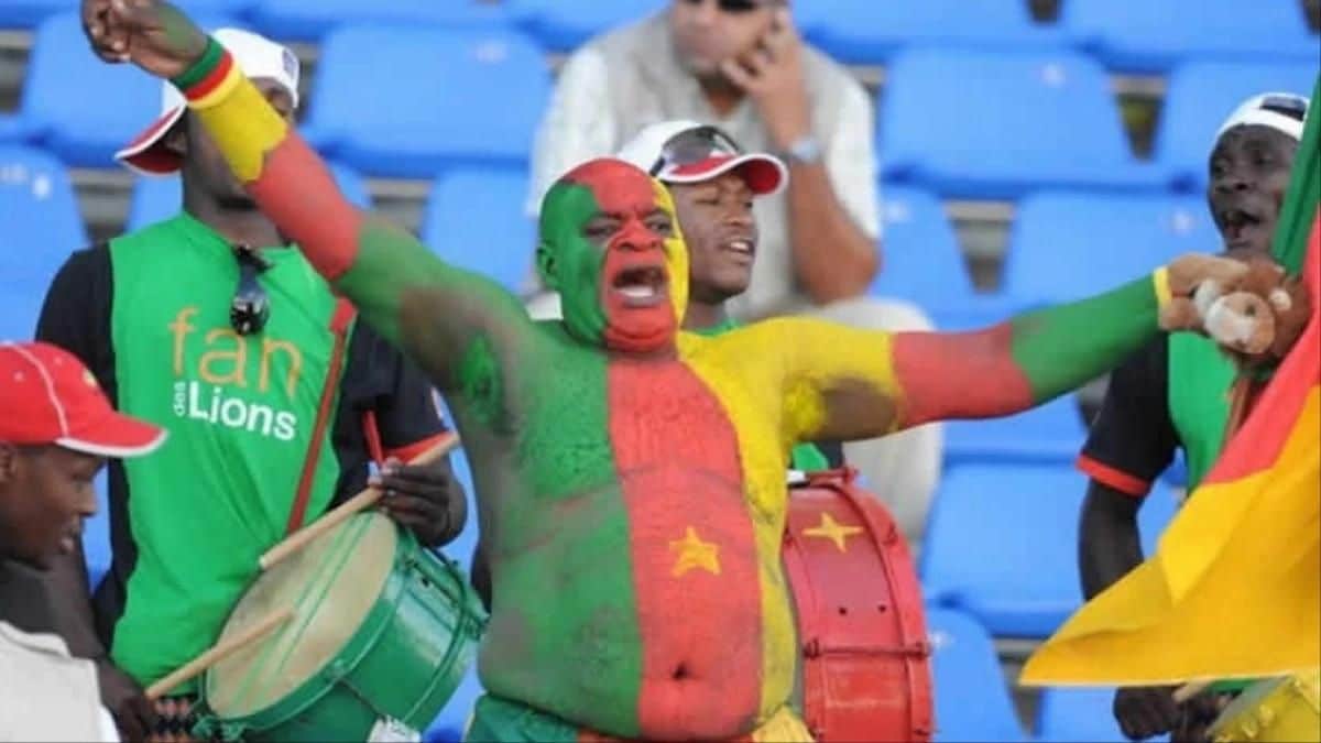 Ce supporter camerounais se fait chambrer par les supporters algériens et met la plus grosse clim de l'histoire (Vidéo)