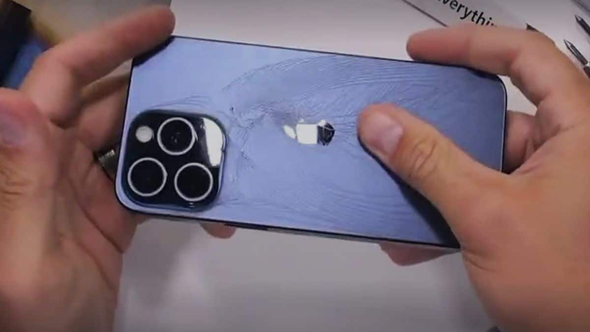 Il casse son iPhone 15 pro max avec deux doigts (Vidéo) !