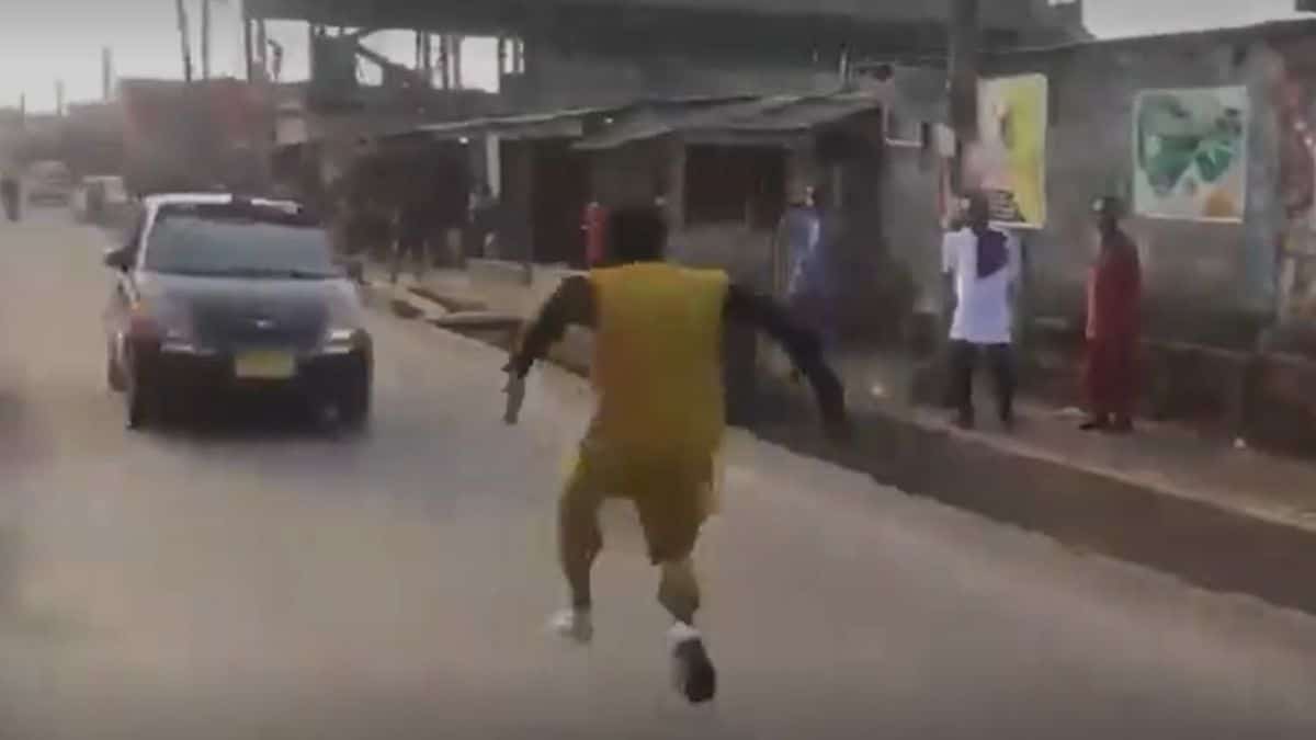 Il se prend pour un cascadeur et tente de sauter au-dessus d'une voiture en marche (vidéo) !