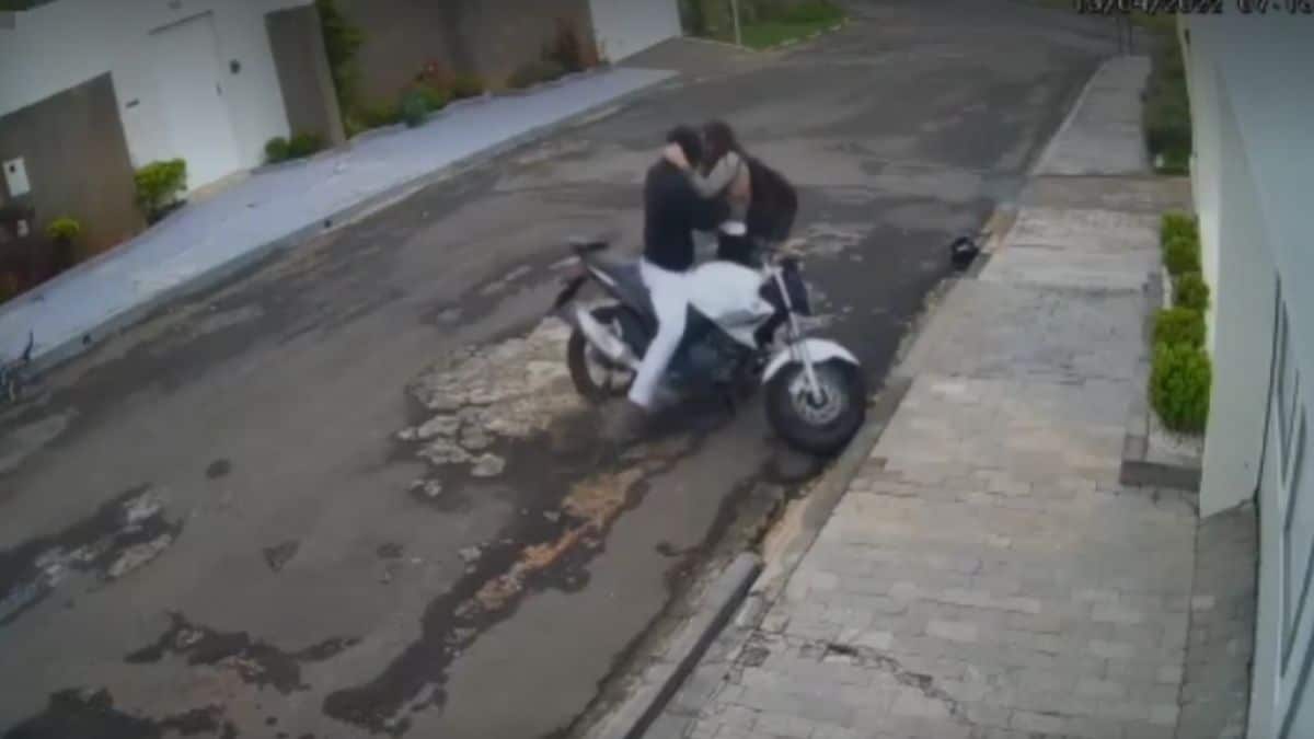 Il tente de voler la moto d'une femme mais va vite le regretter (Vidéo) !