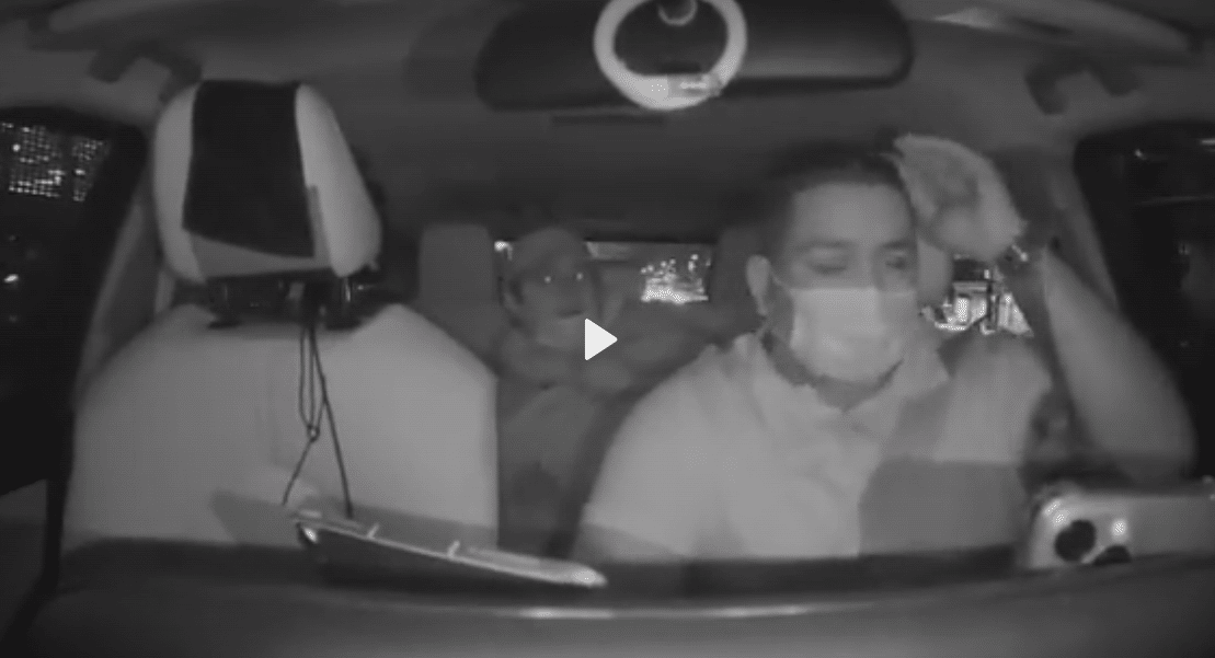 Le client d'un chauffeur Uber ouvre sa portière sans regarder et c'est le drame (vidéo) !