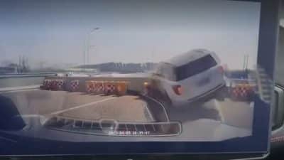 Un automobiliste force le passage, accélère pour doubler et va vite le regretter (Vidéo) !
