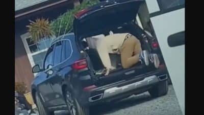 Un homme accroche un sapin de Noël sur le toit de sa voiture, il va vite le regretter (Vidéo) !