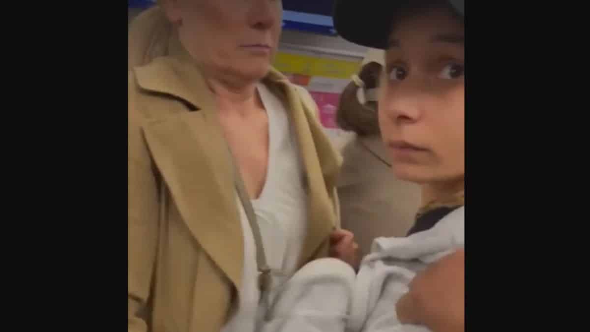 Une pickpocket se fait griller en train de voler une passagère du métro à Paris (vidéo) !