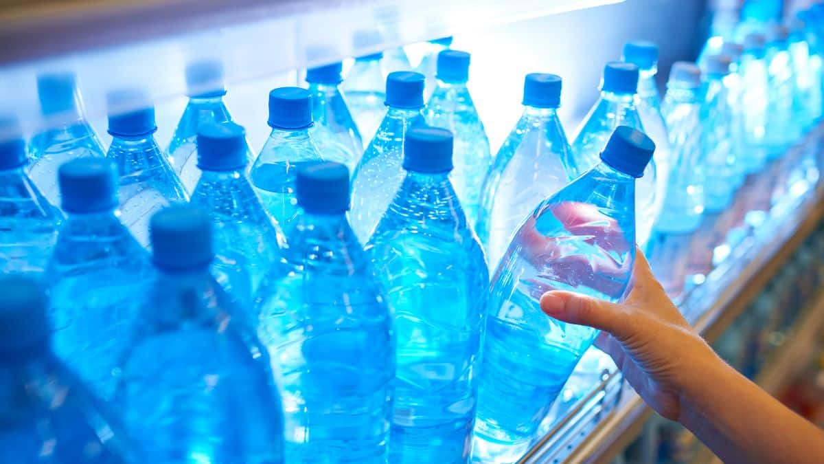 Alerte santé ne buvez plus ces marques de bouteilles d'eau elles contiennent des microplastiques