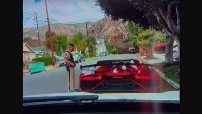 Il assomme un policier en ouvrant la porte de sa Lamborghini lors d'un contrôle sans faire exprès (Vidéo) !