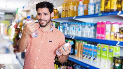 Ces marques de bouteilles d'eau très connues peuvent causer de graves soucis aux dents