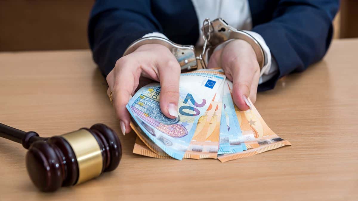 Fraude au RSA un allocataire CAF arrêté avec 37 000 euros en espèce et des bijoux luxueux