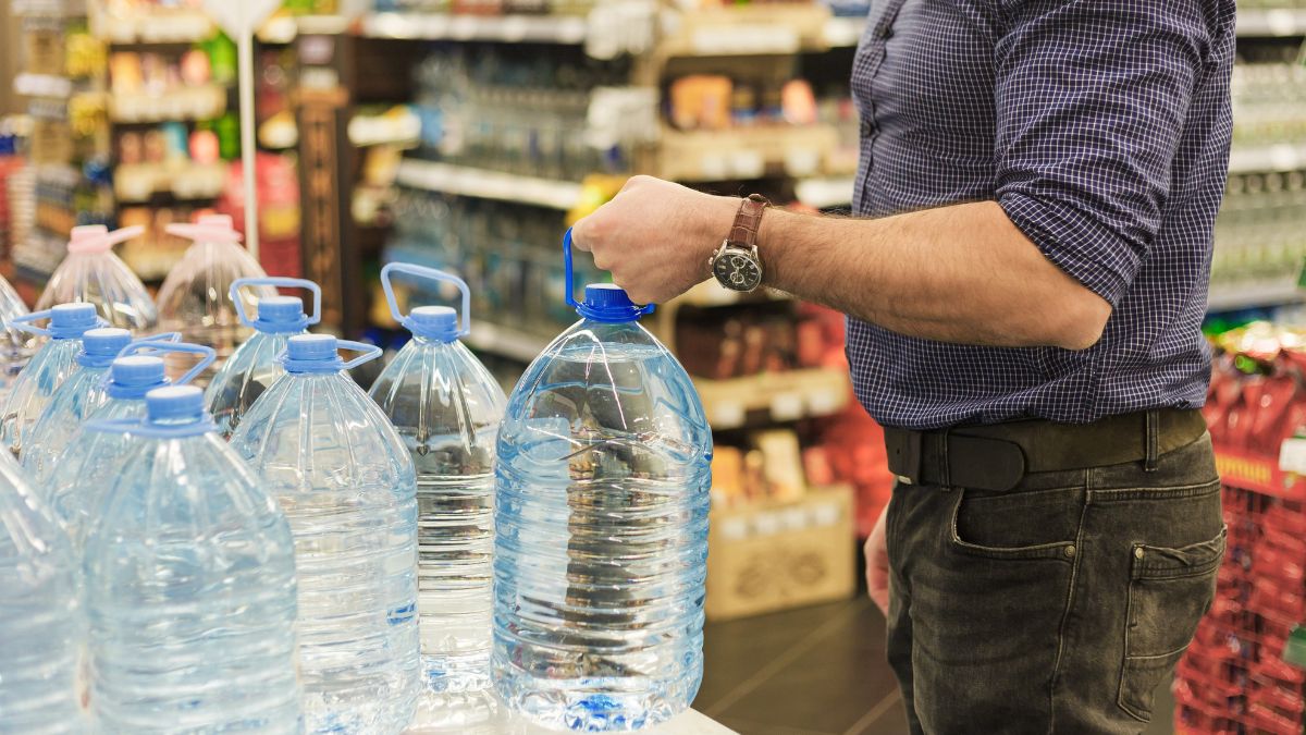 N'achetez plus jamais ces 7 marques de bouteilles d'eau elles sont contaminées aux microplastiques