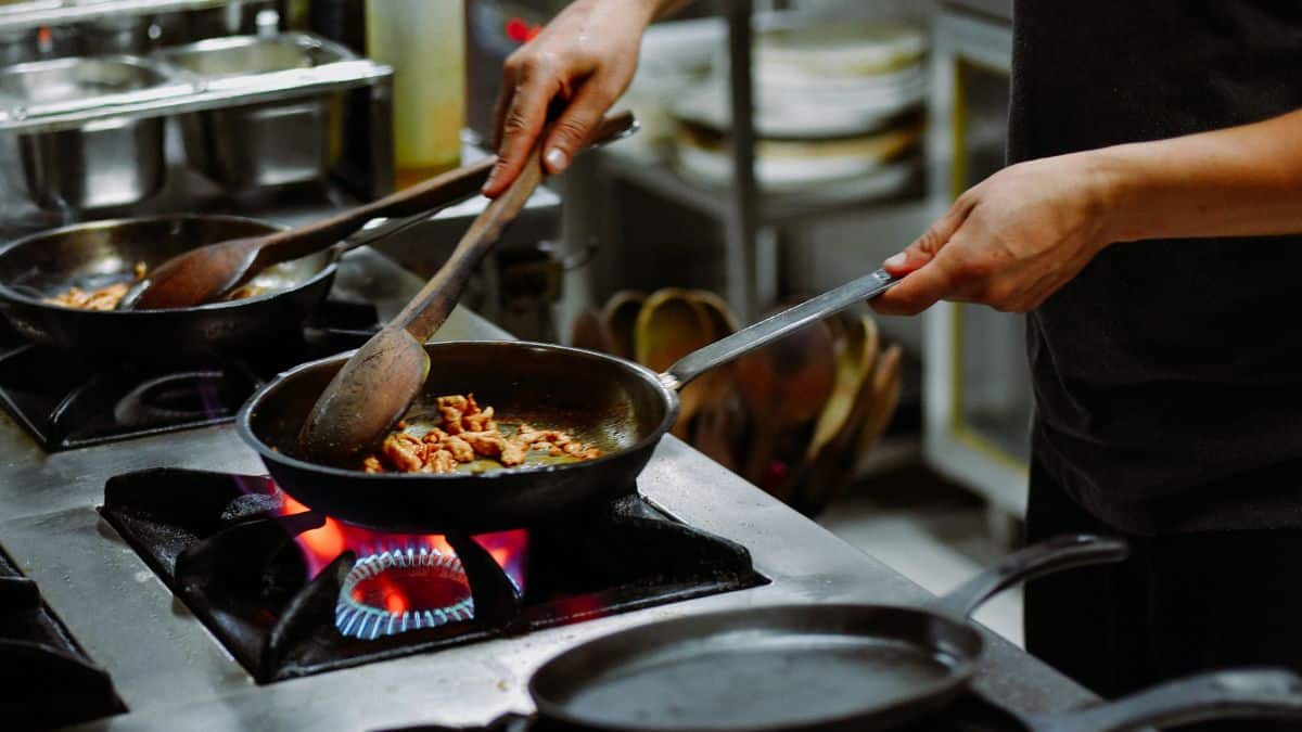 Ne cuisinez plus jamais avec une poêle rayée c'est très dangereux pour la santé