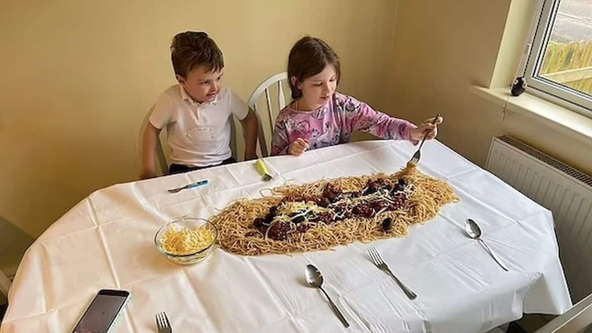 Cette maman sert le dîner directement sur la table car elle déteste faire la vaisselle