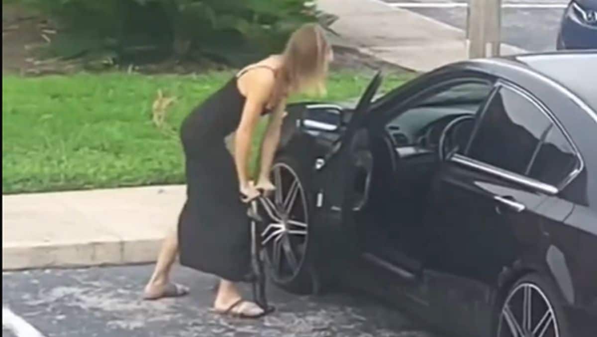 Elle se retrouve avec un pneu crevé et tente de le gonfler avec une pompe (Vidéo)