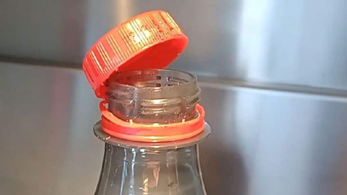 La vraie raison des bouchons attachés aux bouteilles en plastique