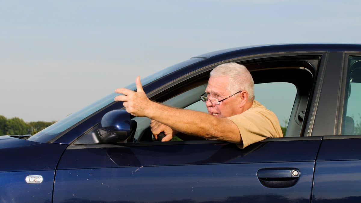 Permis de conduire les seniors bientôt interdits de rouler sur sur la voie de gauche