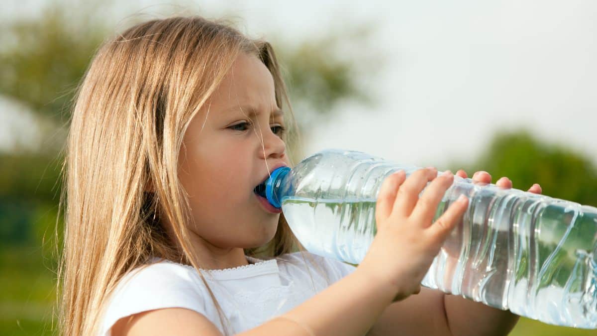 Les marques d'eau en bouteille contaminée et à ne plus boire