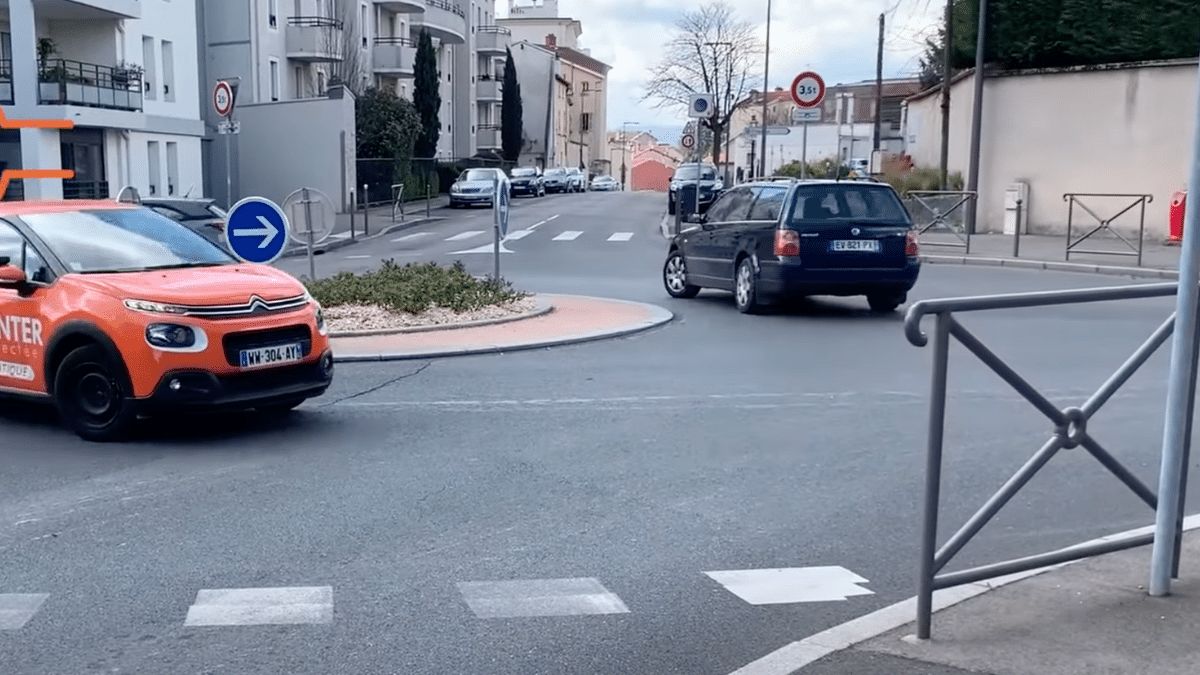 Permis de conduire cette erreur que tout le monde fait dans un rond-point peut vous couter très cher