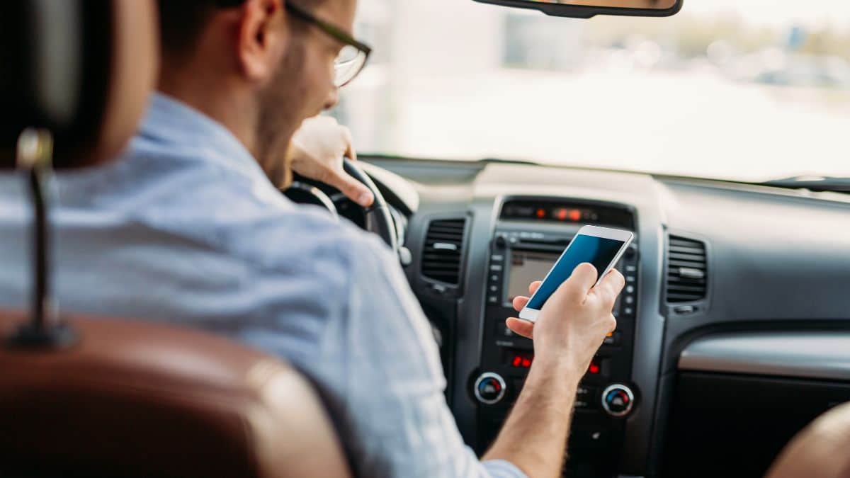 Permis de conduire un jeune sur quatre regarde des vidéos au volant