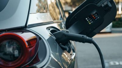 La durée exacte pour changer sa batterie de voiture électrique et ce n'est pas tous les 5 ans