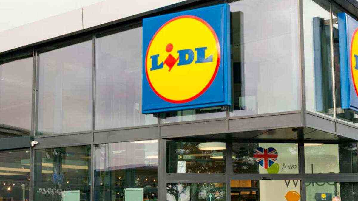 Elle achète un poulet chez Lidl et s'évanouit en voyant ce qu'il contient