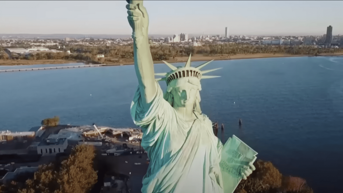 Les images impressionnantes de la statue de la Liberté foudroyée