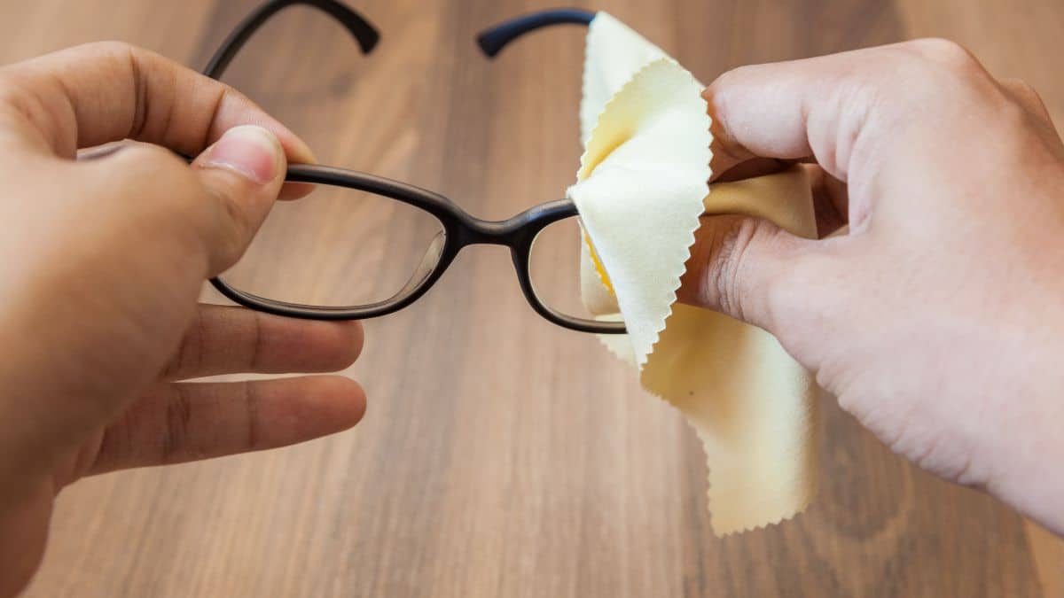 Nettoyer facilement vos lunettes sans les rayer avec cette astuce magique
