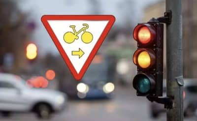 Panneau-de-signalisation-lun-deux-permet-de-passer-au-feu-rouge-sans-risque-lamende-article