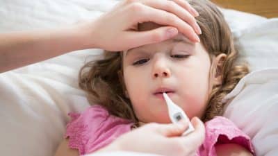 Enfant malade: les 3 gestes à ne plus jamais faire s’il a de la fièvre