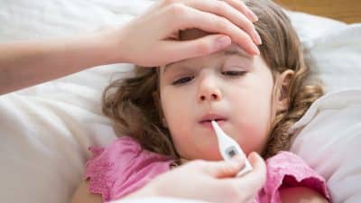 Enfant malade: les 3 gestes à ne plus jamais faire s’il a de la fièvre