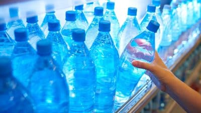 N’achetez plus ces bouteilles d’eau très connues vous risquez des soucis de santé