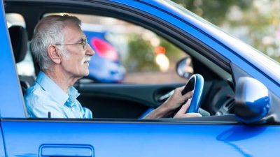 Permis de conduire: les seniors bientôt contraints de le repasser ?