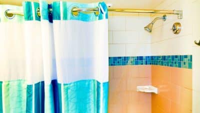 Enlever tout le moisi de vos rideaux de douche avec ces 2 produits miracles
