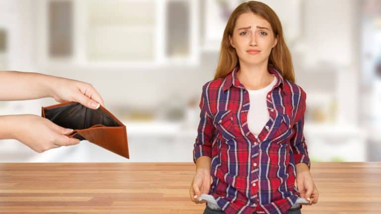 Les Français avec ce revenu tous les mois sont considérés comme pauvre