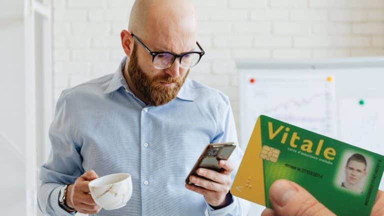 Adieu la carte vitale et le permis de conduire physique, tous les documents désormais disponibles sur son téléphone