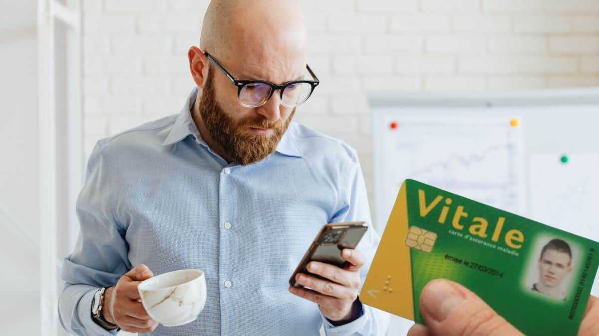 Adieu la carte vitale et le permis de conduire physique, tous les documents désormais disponibles sur son téléphone