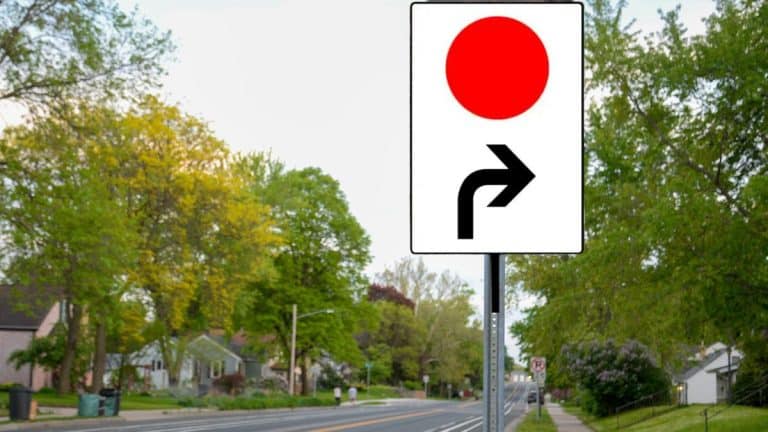 Ce panneau avec un point rouge que tous les automobilistes doivent connaitre