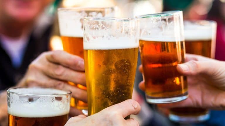 Cette arnaque à la pinte de bière explose dans les bars parisiens, ne vous faites plus avoir