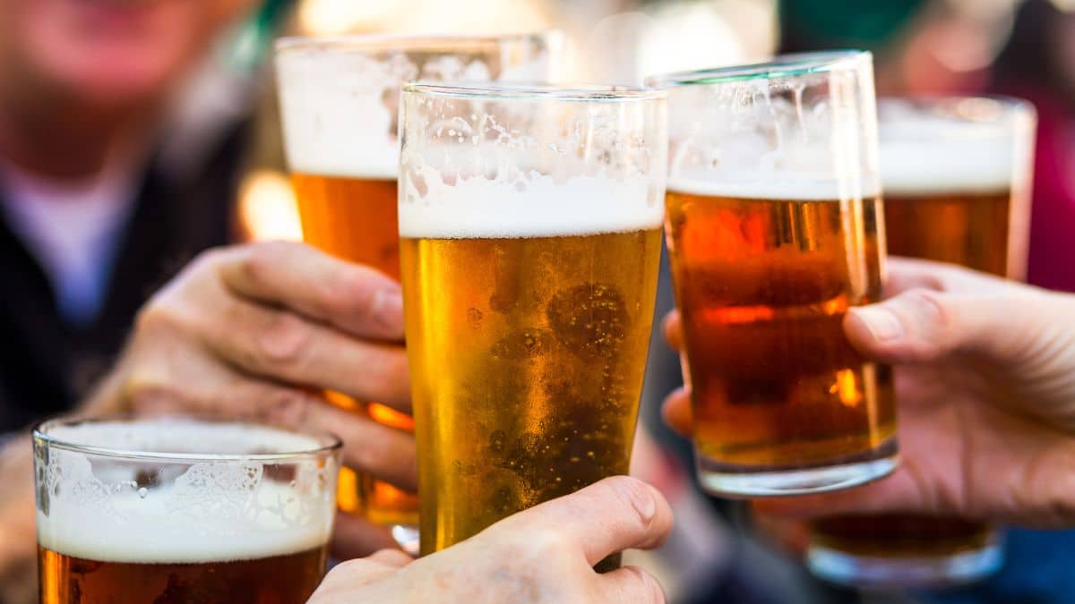 Cette arnaque à la pinte de bière explose dans les bars parisiens, ne vous faites plus avoir