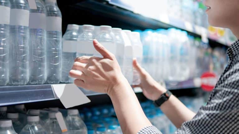 Cette marque de bouteille d’eau est la plus saine selon les experts