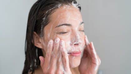 Il faut absolument arrêter de se laver le visage sous la douche et voici pourquoi