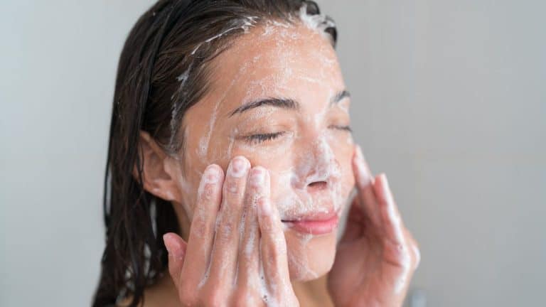 Il faut absolument arrêter de se laver le visage sous la douche et voici pourquoi