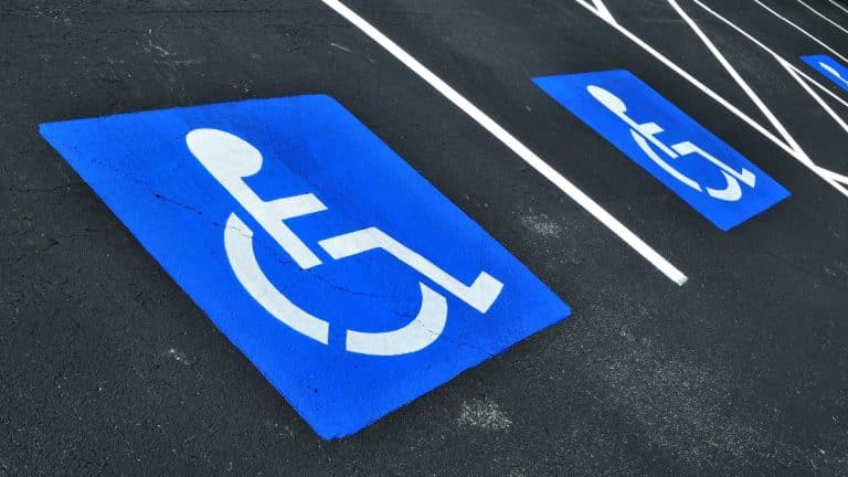 Le montant de l’amende pour tous les automobilistes qui se garent sans raison sur une place handicapée