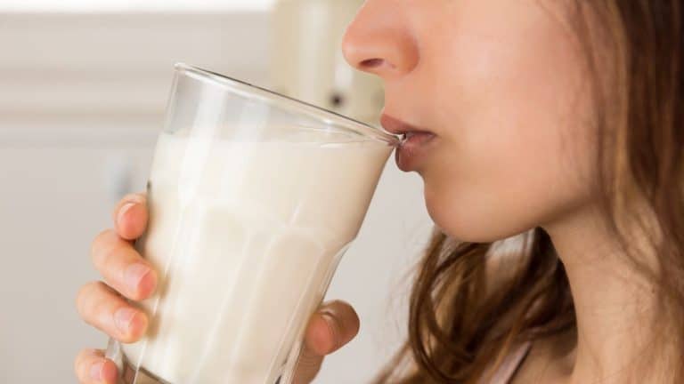 Les effets insoupçonnés sur la santé de boire du lait souvent selon la science