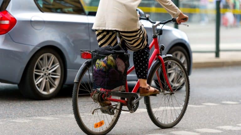 Une amende de 135 euros et 3 points en moins sur le permis de conduire pour non respect de ces règles sur les cyclistes