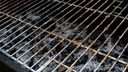 Ces 3 astuces de génie pour rendre votre barbecue comme neuf sans effort