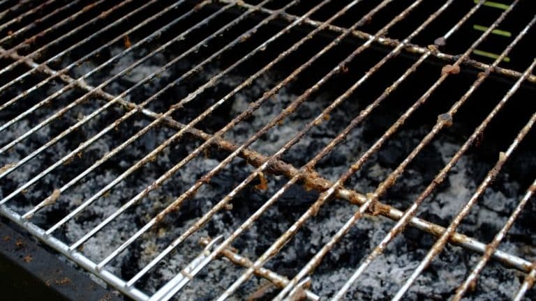 Ces 3 astuces de génie pour rendre votre barbecue comme neuf sans effort