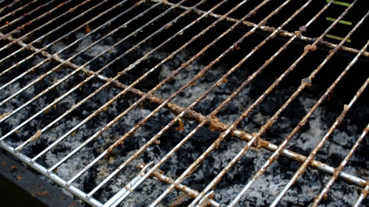 Ces 3 astuces de génie pour rendre votre barbecue comme neuf sans effort