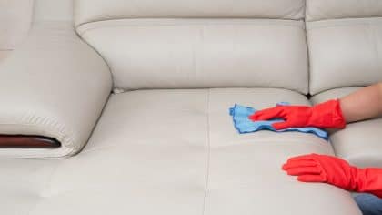 Ces astuces géniales pour nettoyer votre canapé en cuir et lui redonner éclat et brillance