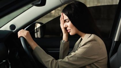 Cet autocollant de plus en plus fréquent sur les voitures et voici ce qu'il signifie vraiment