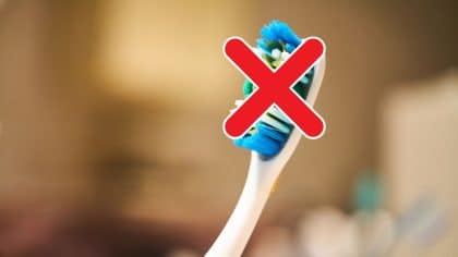Cette pratique courante avec sa brosse à dents augmente le risque de microbes dangereux selon les scientifiques