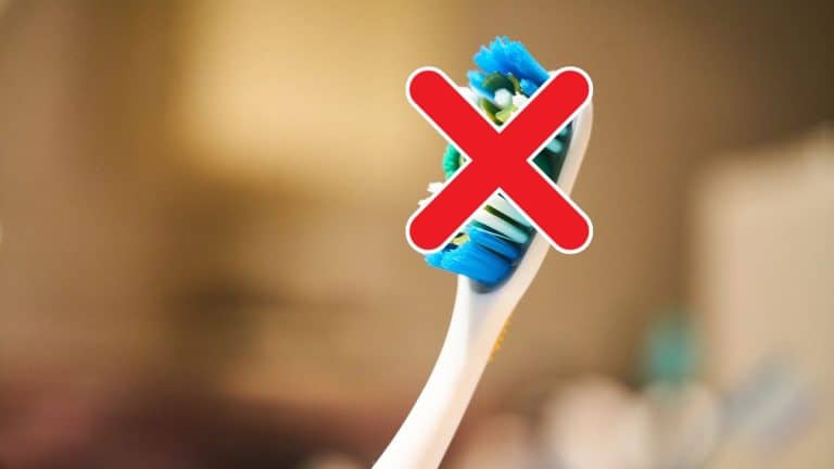 Cette pratique courante avec sa brosse à dents augmente le risque de microbes dangereux selon les scientifiques